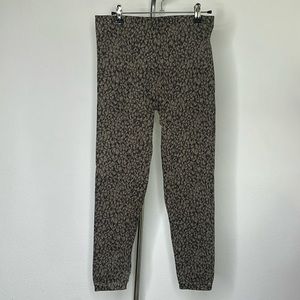 🔹 SPANX Ribbed Leggings